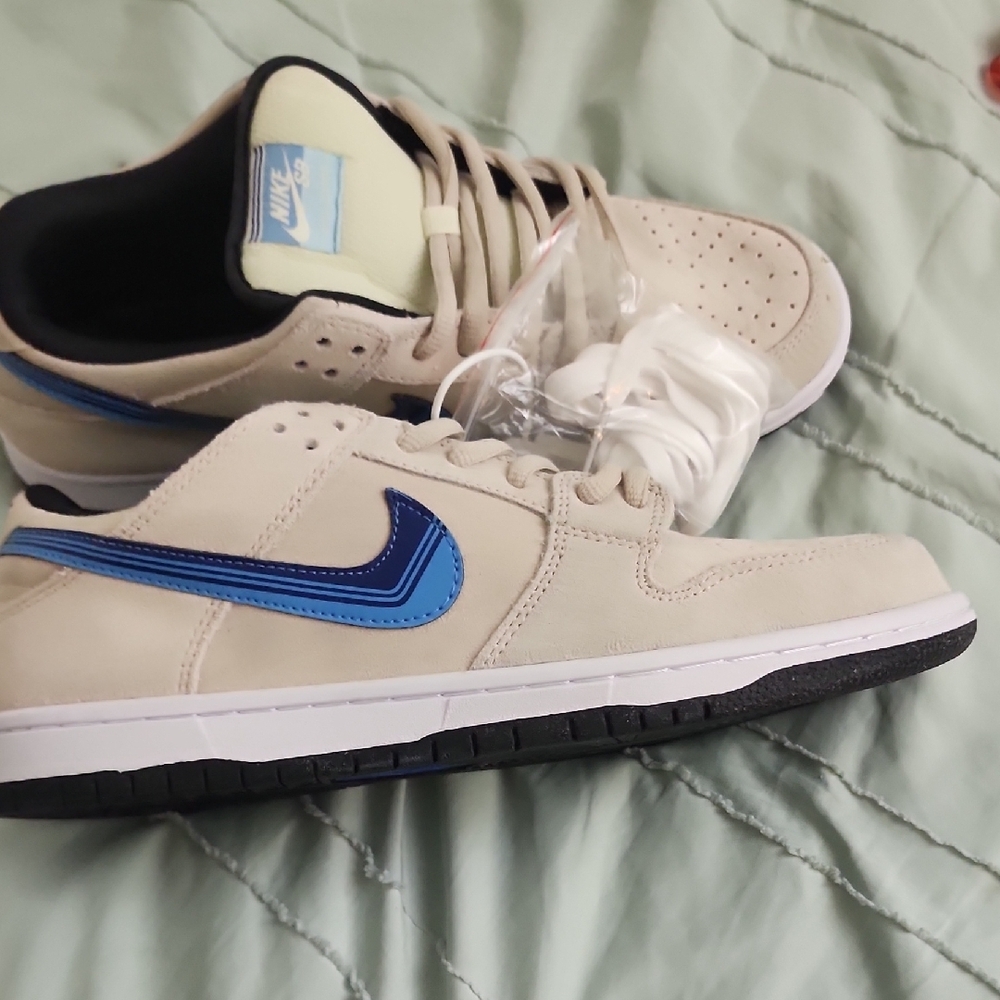 Nike Men's Cream and Blue Sneakers